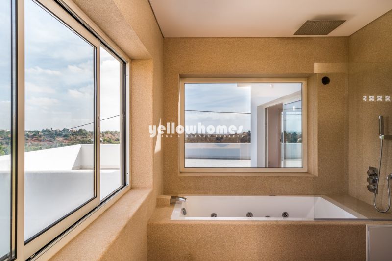 Propriedade clássica-moderna com casa de hóspedes e piscina 